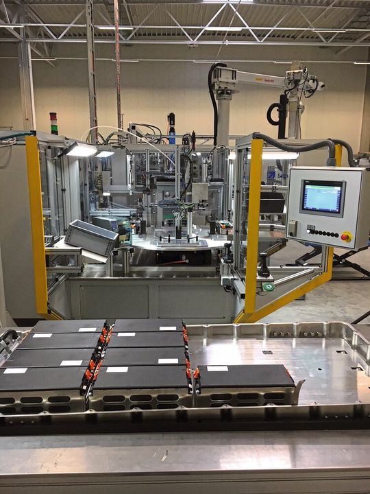 Teil der Schnaithmann-Montagelinie zur Fertigung von Batteriesystemen für Elektrobusse: Blechtrog für einen Batterieblock, bereits mit einigen Batteriemodulen bestückt.(Bild:  Schnaithmann Maschinenbau)