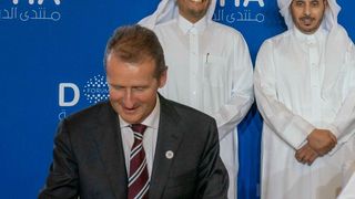 Volkswagen-CEO Herbert Diess bei der Vertragsunterzeichnung in Doha.  (Volkswagen)