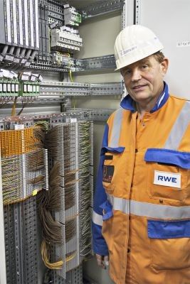 RWE profitiert: Klaus Schramm, Bereichsleiter elektrische Instandhaltung, nutzt die Miniaturisierung der WAGO-Klemmen zu seinem Vorteil. (WAGO)