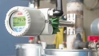 Bild 1: Sensoren überall – Drahtlose Low Power Sensorknoten können ständig mit Ernteenergie arbeiten, wie dieser mit thermischer Energie versorgte Temperatursensor von ABB, der optimal platziert werden kann, um zusätzliche Daten in dieser Industrieapplikation zu erfassen.  (Bilder: Linear Technology)