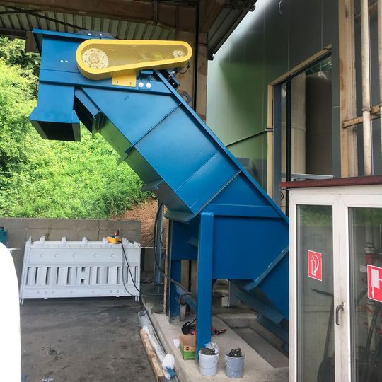 Mit dem Leiblein Kratzband-Schrägklärer kann auch bei niedriger Bauhöhe ein hoher Feststoffaustrag erfolgen. Mit dem Leiblein Kratzband-Schrägklärer kann auch bei niedriger Bauhöhe ein hoher Feststoffaustrag erfolgen.