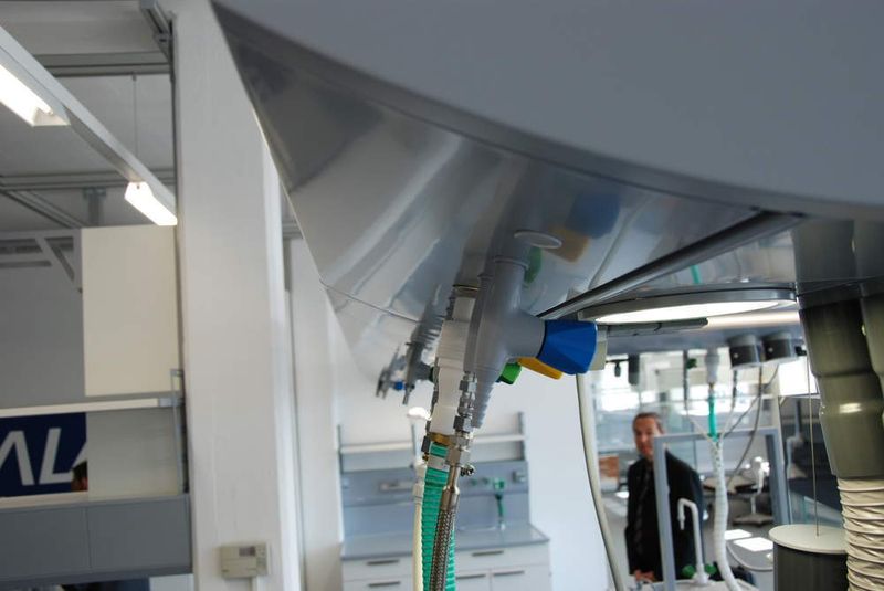 Der Medienflügel rüstet das Labor für die zunehmende Massenanalytik.  (Bild: LaborPraxis)