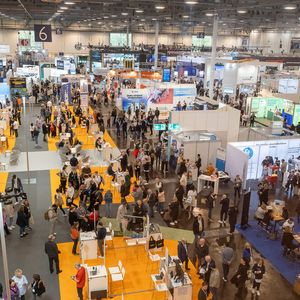 Ein Blick in die Hallen der Altenpflege-Messe 2024. (©  Guido Schiefer)