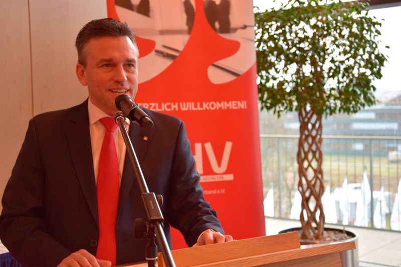 Alexander Nix (Autohaus Nix), wurde auf der Veranstaltung zum neuen THV-Vizepräsidenten gewählt. In seiner Antrittsrede unterstrich er die hohe Bedeutung des Respekts und Vertrauens zwischen dem Verband und Toyota Deutschland.  (THV)