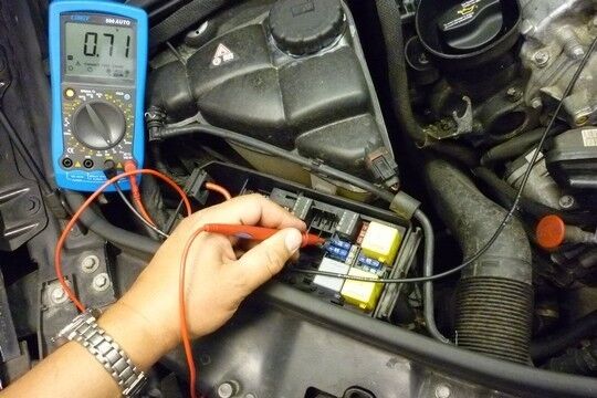 Simpel aber wirkungsvoll: Das Messen von Spannungspotenzialen an den Sicherungen. (Foto: FCD)