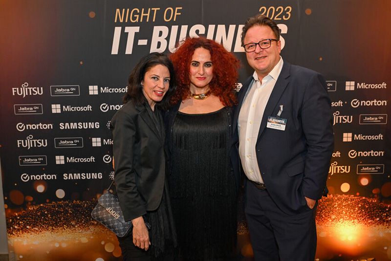 Besa (IT-BUSINESS) mit Petra Mechteridis und Anton Porok (RSA) (Bild: Hannes Magerstädt)