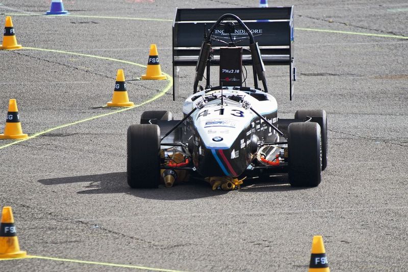 Das Formula-Student-Team von Munich Motorsport steuerte im Driverless Event in jeder Runde der Rennserie 2018 ihren PWd2.18 getauften und mit Gaszugfedern von ACE ausgerüsteten Rennwagen vollkommen autonom und selbstständig durch einen vorgegebenen Kurs. (Bild: municHMotorsport)