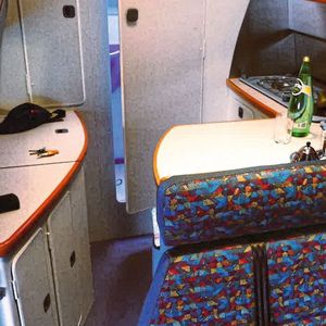 Hinter der Zweiersitzbank schließt sich der L-förmige Küchenteil an. Hinter der Tür befindet sich das Bad.(Bild:  SPX/Michael Lennartz)