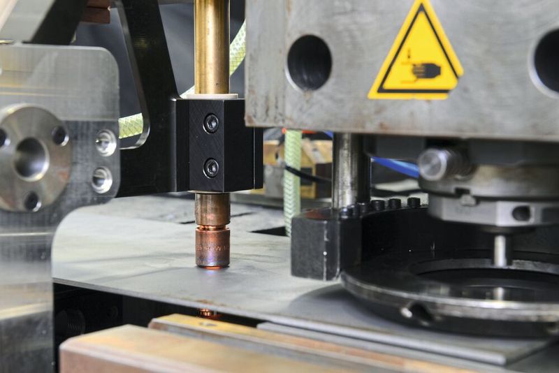 Elektrische Widerstandserwärmung vor dem Scherschneiden auf dem Grundlagenprüfstand. (Fraunhofer-IPT)