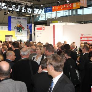 Alle Jahre wieder großer Andrang bei der Wine & Cheese-Party auf dem Swiss Pavillon.