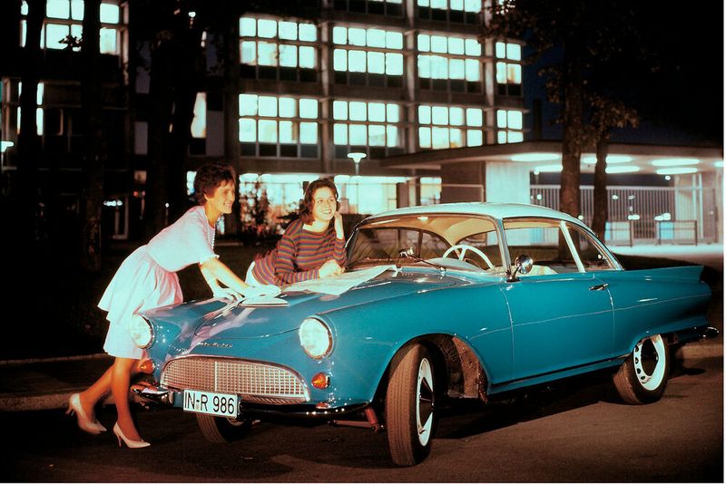 Der Auto Union 1000 Spezial (= SP) wurde von 1958 bis 1965 bei Baur in Stuttgart gefertigt, 5.004 Einheiten entstanden. Hinzu kamen 1.640 Roadster. Aufgrund seines optischen Vorbilds aus den USA wurde er hierzuland auch „Schmalspur-Thunderbird“ genannt. (Bild: Audi AG)