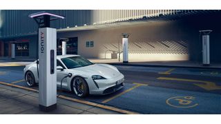 Nach einer Prognose von Porsche werden circa 80 Prozent der Besitzer eines Taycan die Batterie über Nacht zu Hause laden. (Porsche)