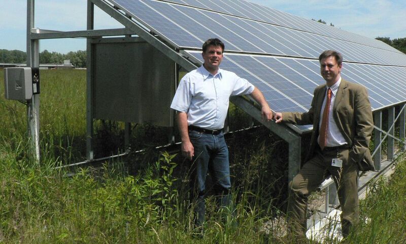Kostal-Teststrecke für die Sonne: Markus Vetter (li) und Marco Oesterlein präsentieren PV-Pilotanlage. (Archiv: Vogel Business Media)