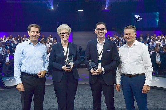 Von links: Gunnar Güthenke, Leiter Mercedes-Benz Cars Einkauf & Lieferantenqualität (MP), Hilde Merete Aasheim, Präsidentin & CEO Hydro Aluminium, Matthias Magnor, Vorstandsmitglied und COO BLG Logistics sowie Andreas Burkhart, Leiter International Procurement Services der Mercedes-Benz Group AG.(Bild:  KD Busch.com)