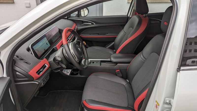 Der hochwertig ausstaffierte und farbenfrohe Innenraum des Ora würde dem Mini allerdings auch gut zu Gesicht stehen. (Bild: Rosenow – VCG)