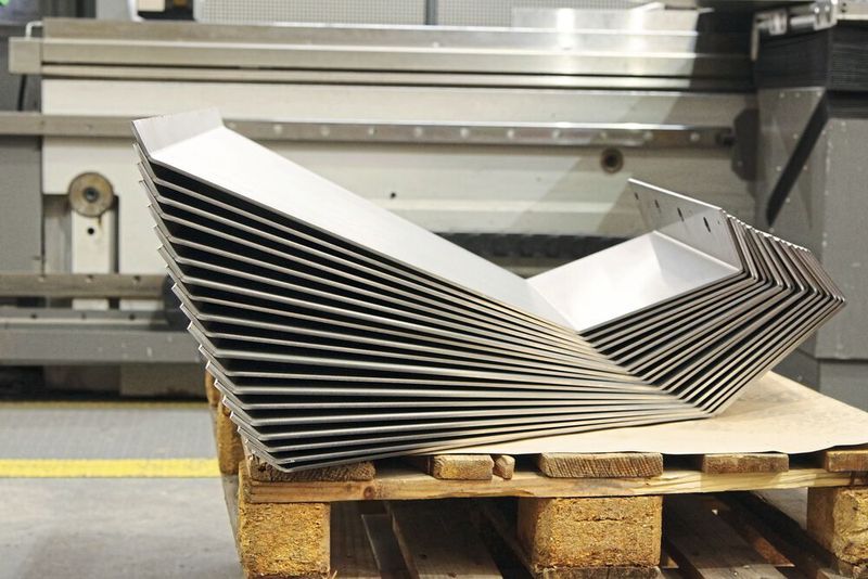 Vom Einzelstück bis zur Serie: Zum Abkanten (Gesenkbiegen) verfügt der Lohnfertiger in Mellingen über mehrere Biegepressen unterschiedlicher Abmessungen und Presskräfte (SMM / Konrad Mücke)