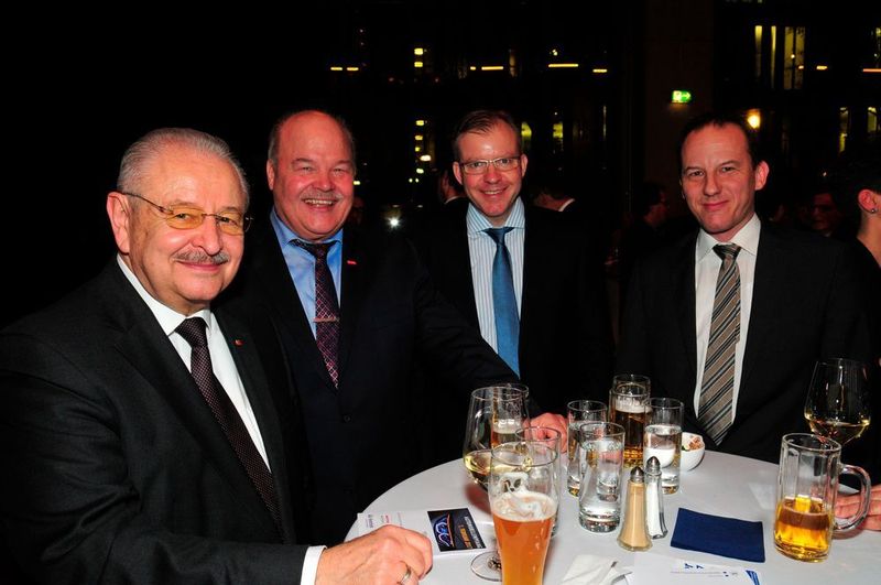 V.l.n.r.: Jürgen Karpinski und Albert Vetterl, Vizepräsident des Bayerischen Kfz-Gewerbes, im Austausch mit Florian Fischer, Geschäftsführer Vogel Business Media, und Jens Rehberg, stellvertretender Chefredakteur »kfz-betrieb«. (Zietz)