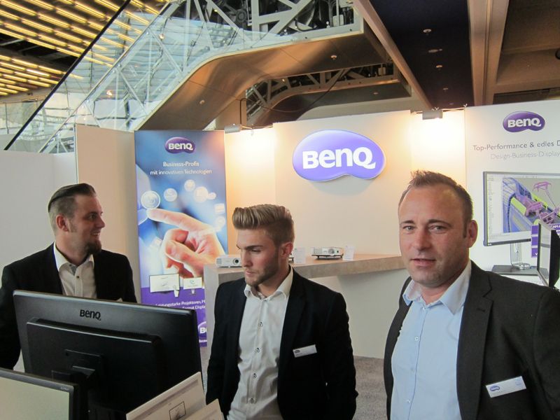(r.) Lars Jankowski, BenQ mit seinen Kollegen                               (Bild: Vogel IT-Medien GmbH)