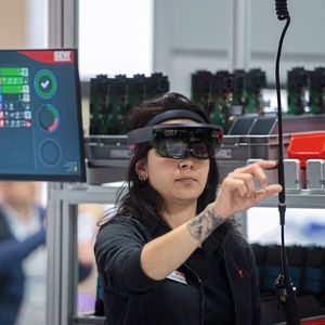 Wie die Augmented Reality dazu beiträgt, noch effizienter zu produzieren, wird auf einigen Ständen der Hannover Messe zu sehen sein.