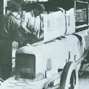 Maserati Tipo 26 mit Alfieri Maserati im Jahr 1926, erster Maserati-Rennwagen