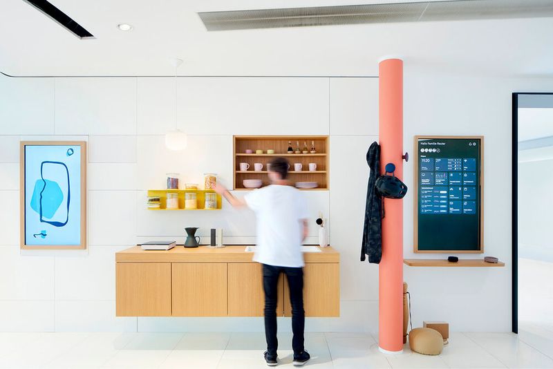 Die Pandemie hat die Digitalisierung der Gesellschaft stark beschleunigt. Das Zuhause ist zum Büro, zur Schule, zum Fitnessstudio und vielem mehr geworden. Menschen erwarten, dass Technik zu Hause reibungslos funktioniert und dass der Mensch im Mittelpunkt technologischer Innovation steht. Home Experience ist die Vision der Telekom von einem vernetzten Zuhause, in dem alle Services und intelligenten Geräte nahtlos ineinandergreifen – um den Alltag zu meistern und soziale Kontakte zu pflegen. (Bild: German Design Award/Telekom)