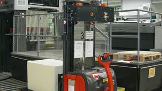 Das Lagerverwaltungssystem dokumentiert detailgetreu den Weg, den die Paletten mit dem fahrerlosen Transportsystem zurücklegen. Bild: Colordruck Baiersbronn (Archiv: Vogel Business Media)