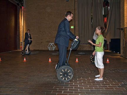 Lars Evermann (Axians) lässt sich das Segway-Fahren erklären. (Archiv: Vogel Business Media)