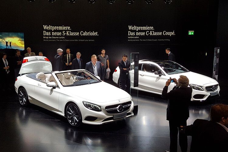 Ein Bild, zwei Weltpremieren: Neben der offenen S-Klasse ist auch das C-Klasse-Coupé neu bei Mercedes. (Foto: Schwickal)
