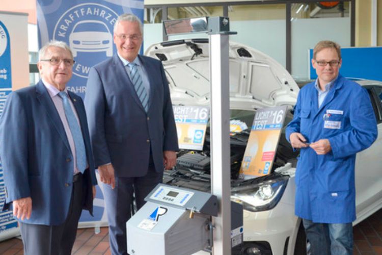 Einsatz für die Sicherheit in Bayern (v.li.): Landesverbandspräsident Klaus Dieter Breitschwert, Innenminister Joachim Herrmann und Kfz-Meister Stephan Fleischmann. (Zietz)