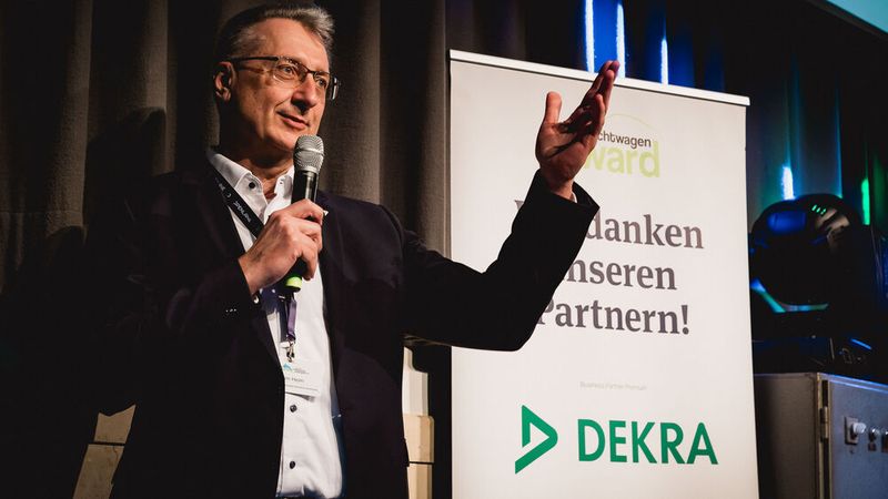 Zur Fachjury gehört auch Joachim Heim von Dekra Automotive Solutions. Er legte besonderes Augenmerk auf funktionierende Prozesse. (Bild: Foto: Stefan Bausewein)