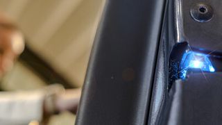 Das LED-Autotürschloss von Kiekert vereint erstmals die Sicherheitselemente „Schließsystem“ und „Licht“ in einem Türschloss. (Bild: Kiekert)