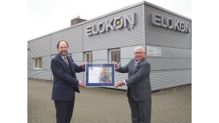 Dr. Volker Auerbach (r.), geschäftsführender Gesellschafter von Elokon, bekommt die Jubiläumsurkunde von Dr. Paul Raab (IHK Kiel) überreicht. (Elokon)
