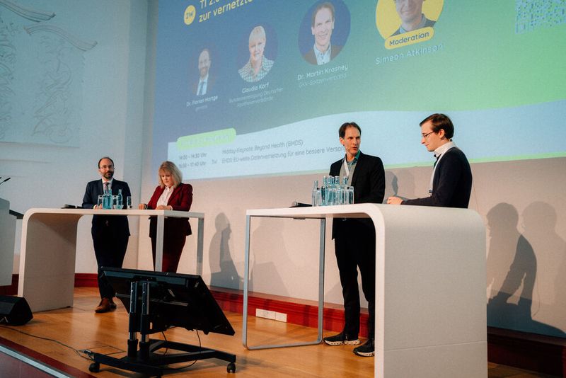 Claudia Korf und Martin Krasney begrüßten die frühe Einbeziehung der Gesellschafter (seit Sommer 2025) in die Überlegungen der gematik – die Entscheidung für die TI-Umstellung fiel einstimmig. Sie formulierten aber auch ihre Erwartungen und Anforderungen an die neue Struktur und die Kommunikation zwischen den Akteuren. (Bild: WACH Studio GmbH)