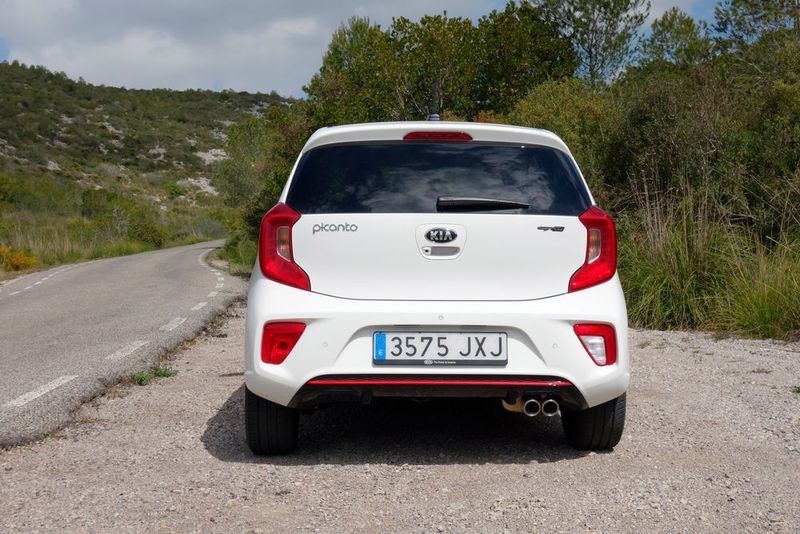 Sie unterscheidet sich unter anderem durch andere Stoßfänger und einen Doppelrohrauspuff. (Wehner / kfz-betrieb)