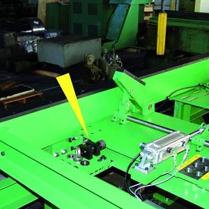 Bild 2: Dieser Industrie-Stoßdämpfer (Pfeil) ist einer von zwei Stoppern, die knapp 1 t schwere Graphitelektroden beim Herunterrollen im Endanschlag abbremsen.