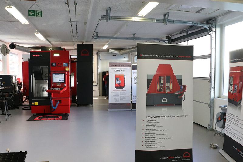 Das Kern-Technologiezentrum von Next Factory in Glovelier, dem französischsprachigen Teil der Schweiz, erweitert aktuell sein Raumangebot um eine weitere Halle. So wird das Unternehmen der steigenden Nachfrage an Vorführungen von hochpräzisen Kern-Bearbeitungszentren ebenso gerecht wie den zunehmenden Lohnfertigungsaufträgen. (Bild: Kern Microtechnik / Next Factory)