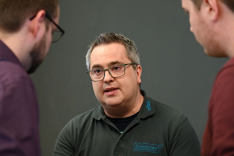 Für André Steska von der Albw Handels GmbH war es die erste Schraubtec. Er zeigte auf der Messe Clickscrew: das Produkt soll durch einfaches Einklicken Hebevorgänge von schweren Lasten beschleunigen.  (Bild: Stefan Stark)