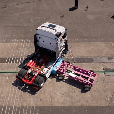 Das Hochvolt-System im E-Lkw muss bei einem Unfall intakt bleiben. (Bild: Daimler Truck)