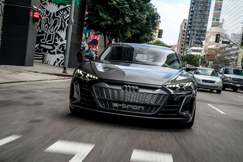 Die Scheinwerfer sind mit LED- und Lasertechnologie ausgerüstet, das Audi-Gesicht ist geschlossen und „invertiert“ ausgeführt, ... (Bild: Audi)