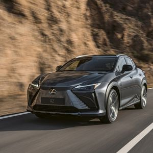 Die Einführung der „Steer-by-Wire“-Technologie im neuen Lexus RZ 450e haben die Japaner verschoben.(Bild:  Lexus)