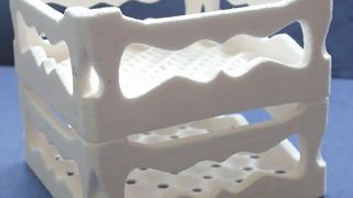 Keramische Sinterträger für das MIM-Verfahren (Metal Injection Moulding) liefert WZR jetzt auch formoptimiert und kundenspezifisch abgestimmt. (Bild: WZR)