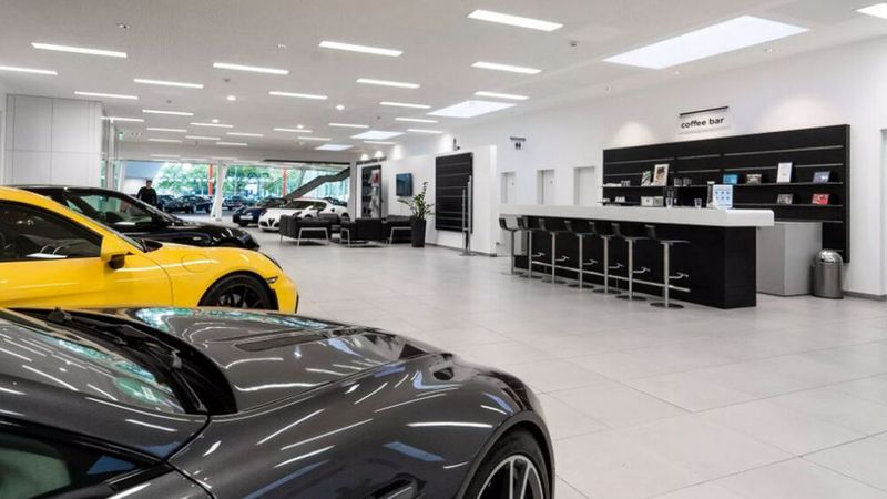 Die Räumlichkeiten bieten ein adäquates Umfeld für die hochpreisigen Fahrzeuge. (Bild: David Finest Sports Cars)