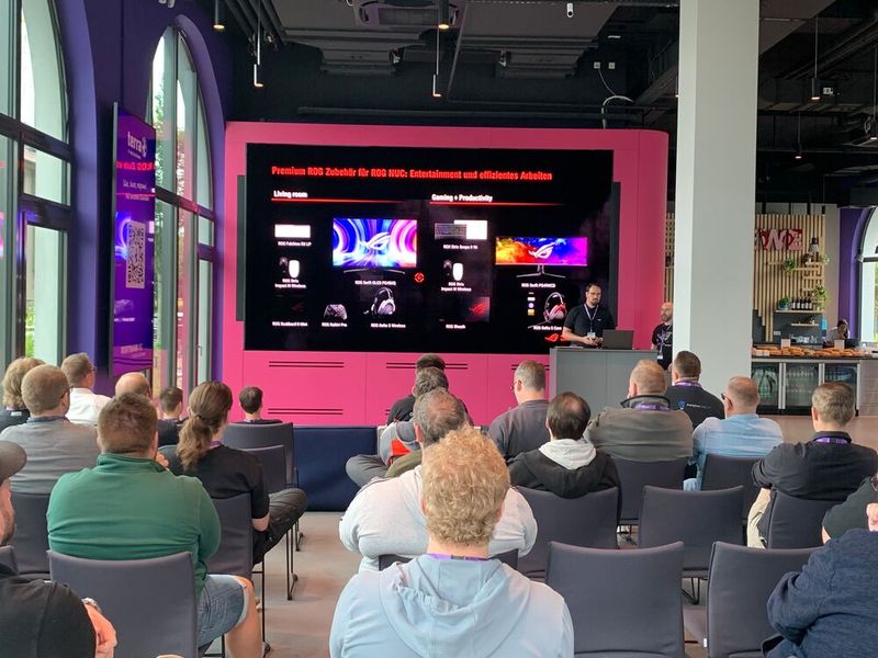 Die beiden erklären uns die Vorteile ihrer neuen Produkte. (Bild: Vogel IT-Medien)