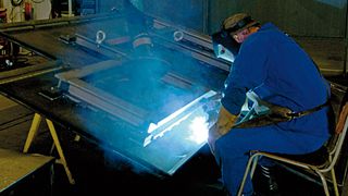 Bild 1: Mit PCS-Kennlinien fügen die Schweißer des Kernschießmaschinenherstellers Laempe die hochbeanspruchten Verbindungen der Bodenwanne eines Maschinengehäuses. (Archiv: Vogel Business Media)