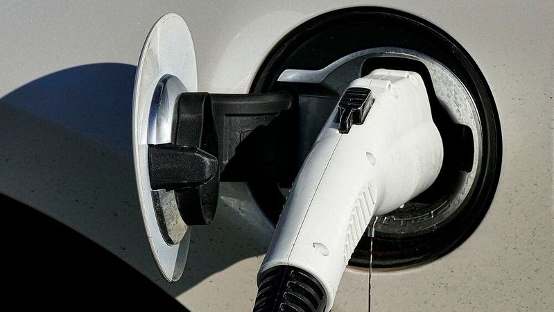 Die Bundesregierung muss sparen und will deshalb dem Umweltbonus den Stecker ziehen. Die staatliche Förderung für Elektrofahrzeuge soll früher als geplant auslaufen.(Bild:  frei lizenziert /  Pixabay)