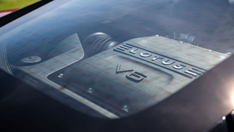 Der Motor ist unter Glas. (Bild: Jarowan Power/Lotus)