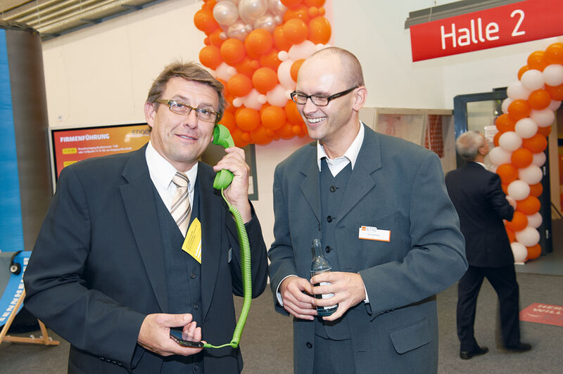 Peter Finke (E-Plus) und Uwe Kleemann (ENO) mit dem grünen BASE-Festnetzhörer (Archiv: Vogel Business Media)