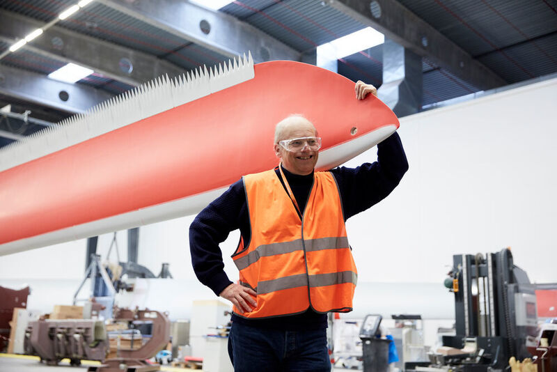 Henrik Stiesdal entwickelte das „Dänische Konzept“, das über Jahrzehnte hinweg als Konstruktionsstandard in der Windkraft-Industrie galt. Sein vielfältiges Erbe deckt Erfindungen vom Rotorblatt-Design bis hin zu Offshore-Plattformen ab, die auf Mooring-Konstruktionen basieren, und wird von mehr als 90 europäischen Patenten geschützt.  (EPO / info@heinztrollphotography.com)