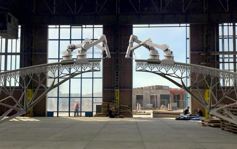 Simulation eines Brückenbaus per Roboter: Die Roboter fahren auf den von ihnen selbst gefertigten Stahlelementen. Der 1500 °C heiße Stahl wird praktisch in die Luft gespritzt und erstarrt. (Bild:Joris Laarman)