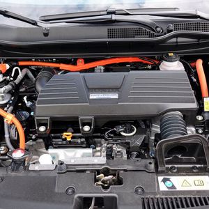 2. Der Antrieb: Der CR-V ist ausschließlich mit einem Vollhybridantrieb zu haben – wahlweise mit Front- oder Allradantrieb. Die Systemleistung beträgt 135 kW/184 PS, das Drehmoment liegt mit 315 Newtonmetern auf dem Niveau des früher angebotenen 1,6-Liter-Dieselmotors. Für den Vortrieb sorgt ein Elektromotor, während der Vierzylinder-Benziner in den meisten Fahrsituationen ausschließlich den Generator antreibt. Für den Fahrer fühlt sich der Antrieb nach einem Benziner mit stufenlosem Getriebe an – inklusive Gummibandeffekt und lautem Aufjaulen des Motors beim Beschleunigen.(Bild:  Rosenow/»kfz-betrieb«)